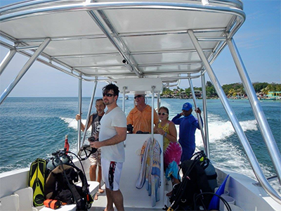 Diving around Roatan